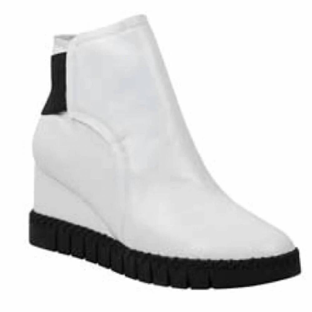 NEW J. RENEE women's nagetta leather ankle bootie in white